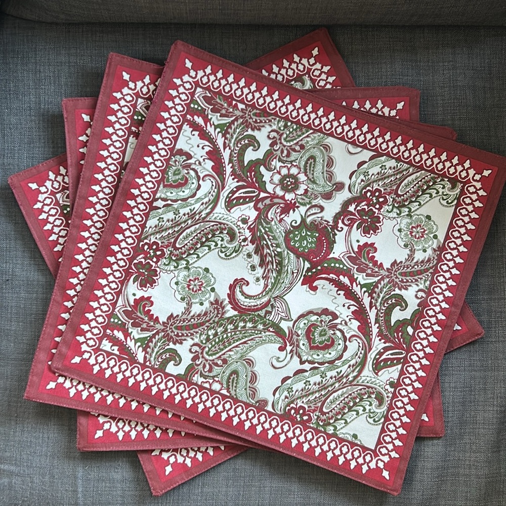 ENVOGUE 4-pc Paisley Bandana Reversible Placemats, Excellent Condition. #0401253